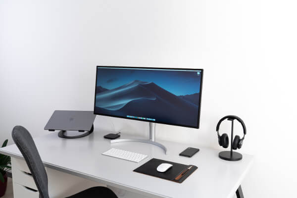 Le matériel indispensable en télétravail - Unsplash (Nikolay Tarashchenko)