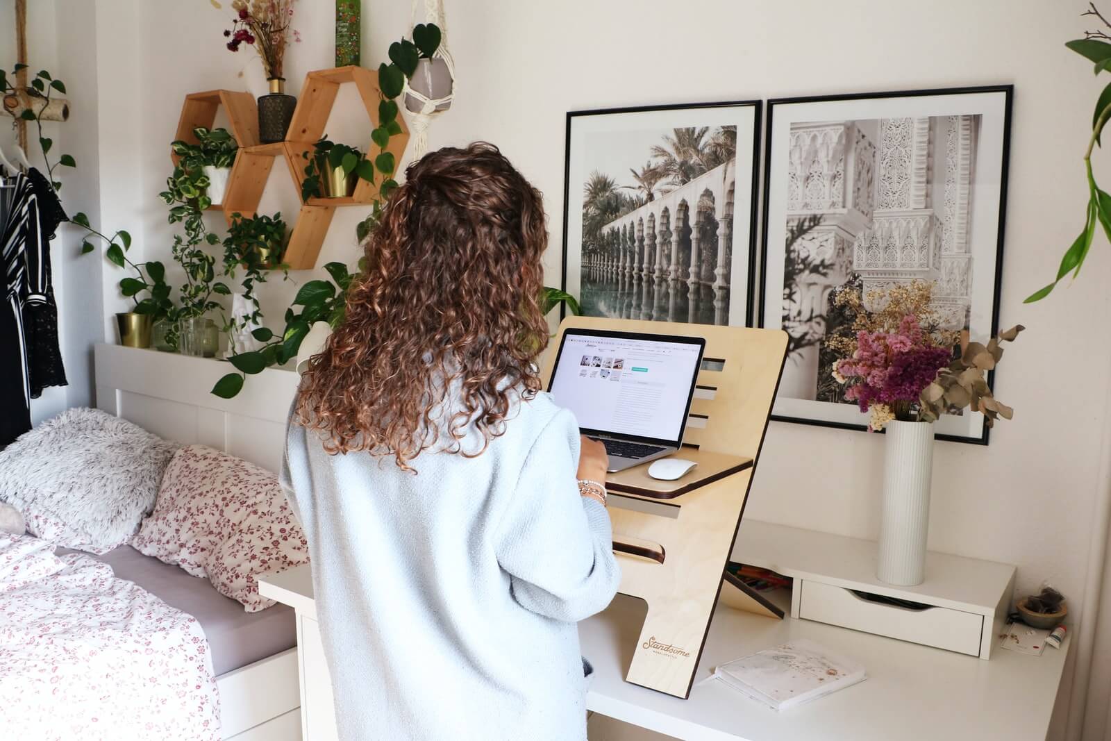 Quelle différence entre travail à distance et télétravail ? | Photo par Standsome Worklifestyle